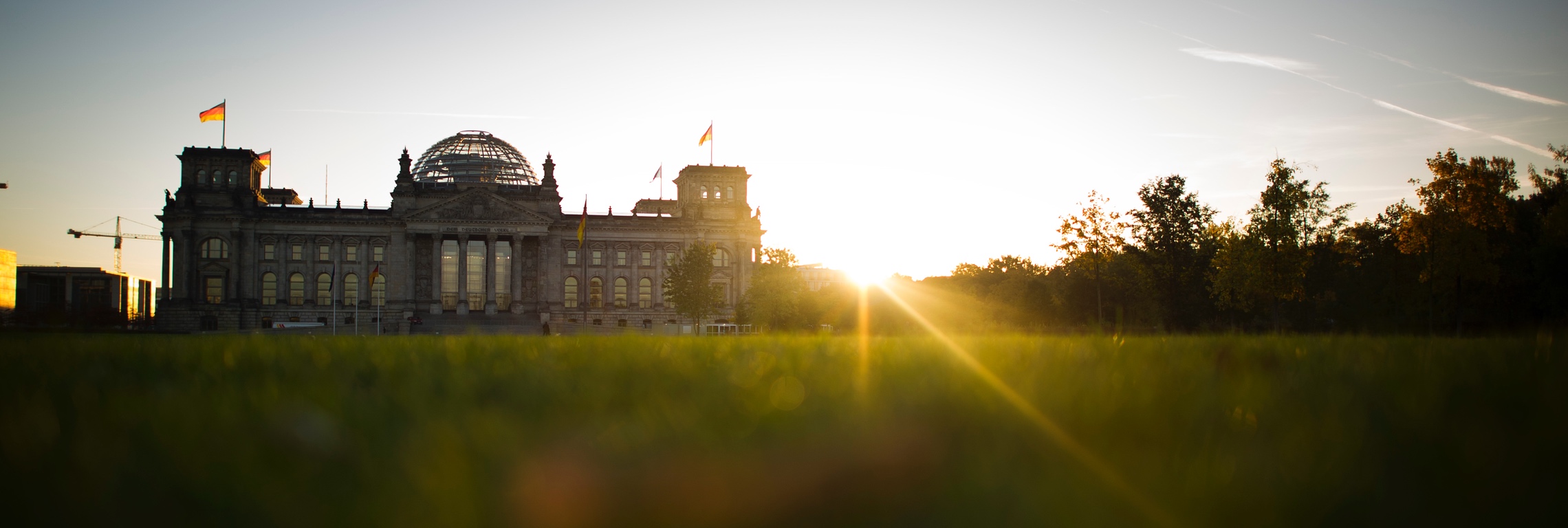 Sonnenaufgang über dem Plneargebäude des Bundestages © ddp images Sonnenaufgang über dem Plneargebäude des Bundestages © ddp images