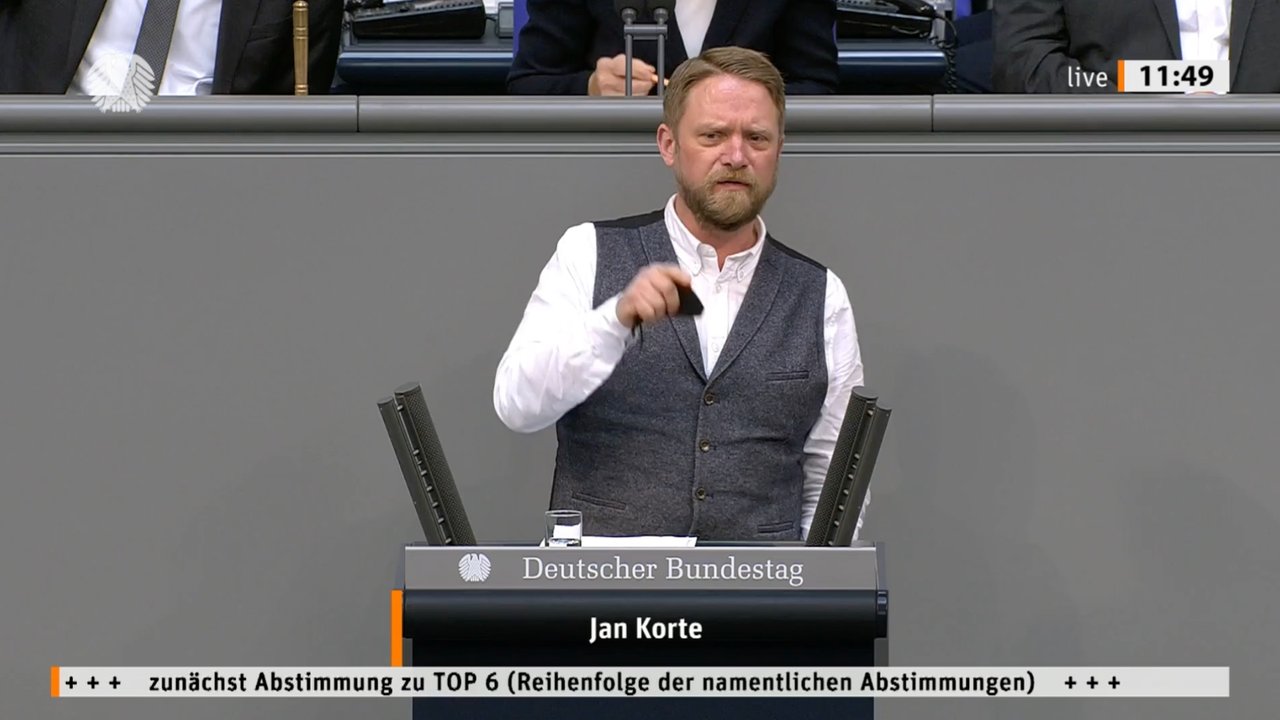 Jan Korte am Rednerpult des Bundestages