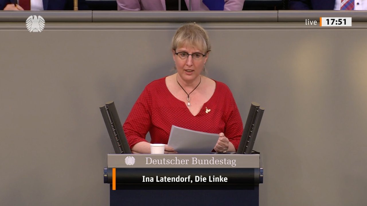 Ina Latendorf am Rednerpult des Bundestages