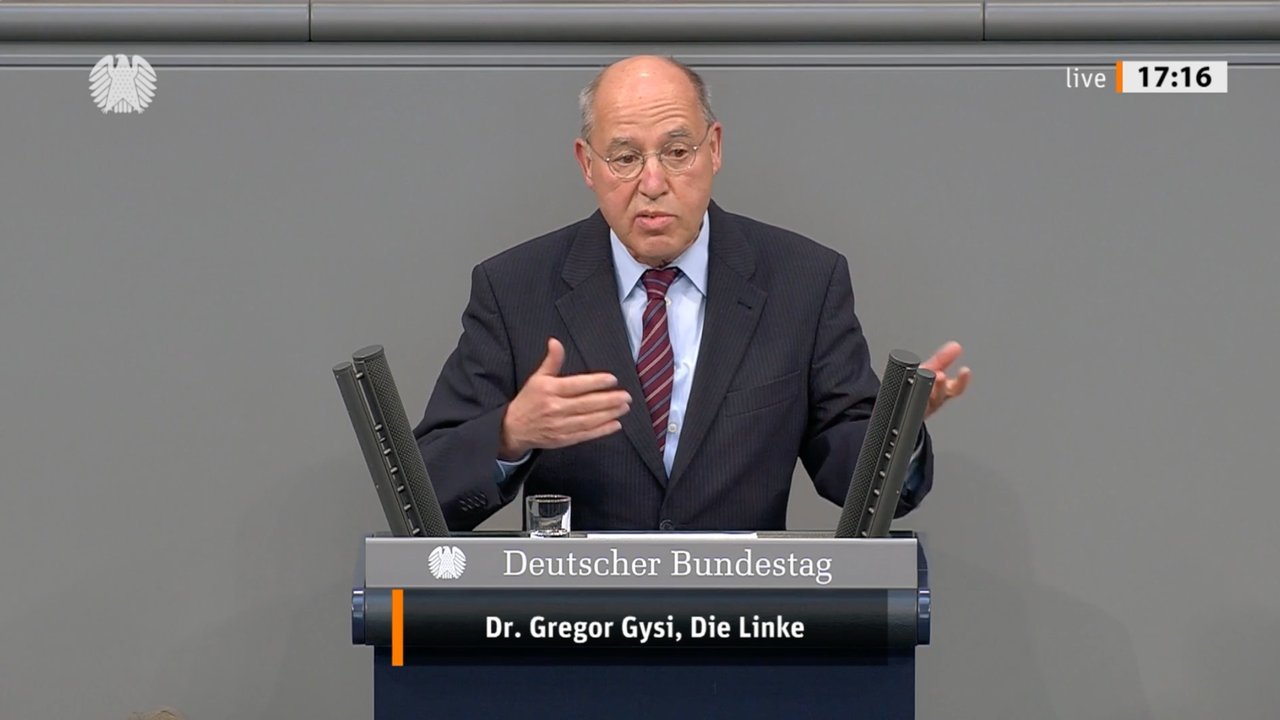 Gregor Gysi am Rednerpult des Bundestages