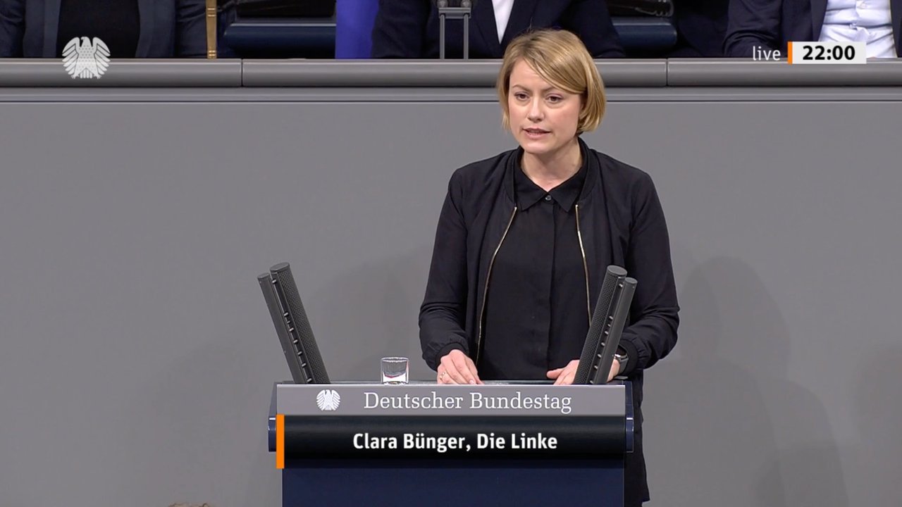 Clara Bünger am Rednerpult des Bundestages