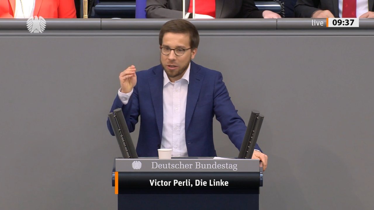 Victor Perli am Rednerpult des Bundestages